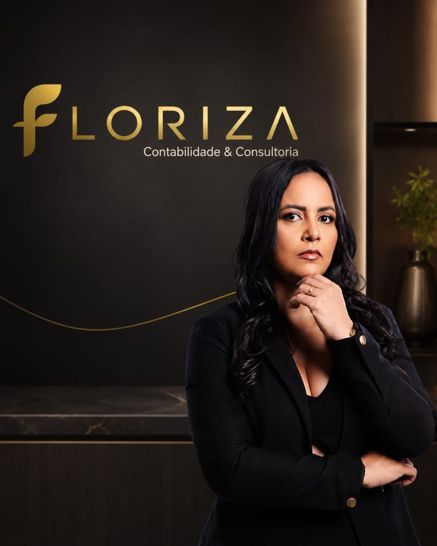 Floriza, contadora responsável, com a marca Floriza Contabilidade & Consultoria ao fundo